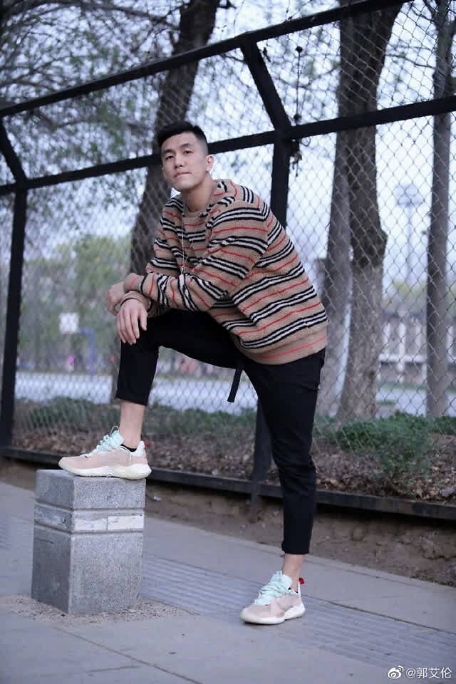 郭艾伦微博晒自己帅气穿搭照