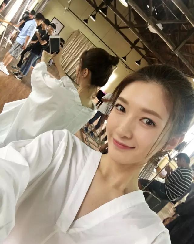 江疏影也是泥鳅头的忠实爱好者,就算是扎了一个丸子头也要拨出两缕