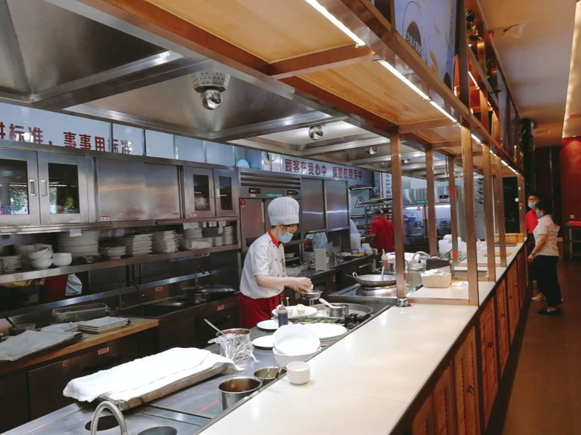 可视的透明厨房,顾客可以看到厨师在忙碌的出餐