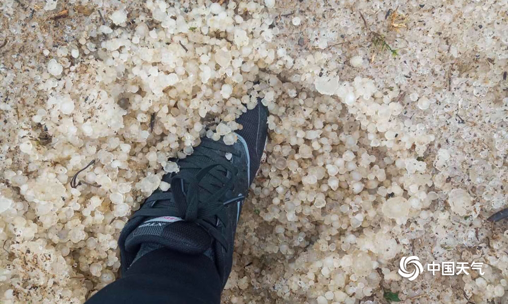 贵州遭遇雷暴大风冰雹侗族鼓楼被吹散冰雹没脚面