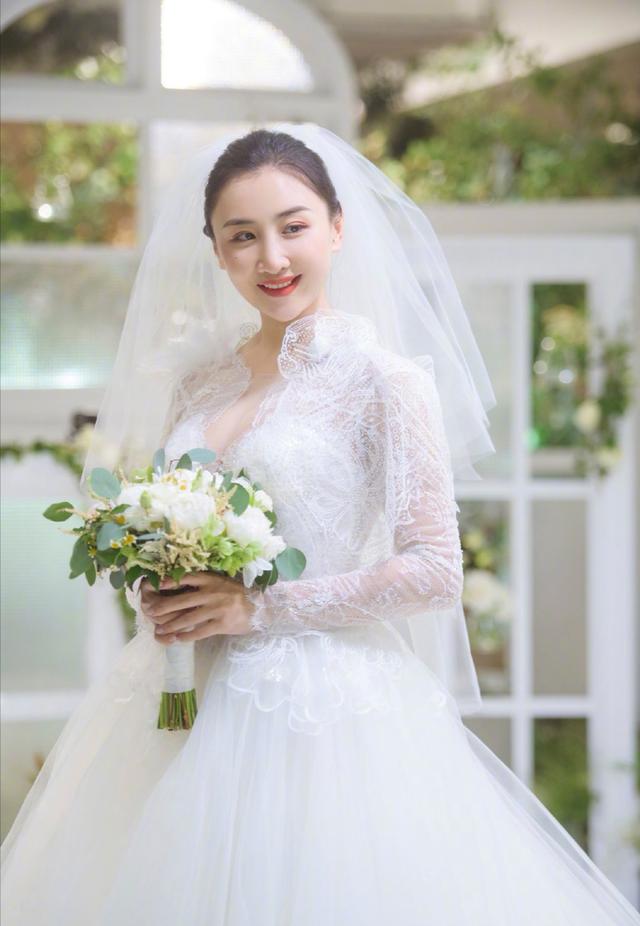 何雯娜梁超办"云婚礼",妻子成最美新娘,老公抱女儿超