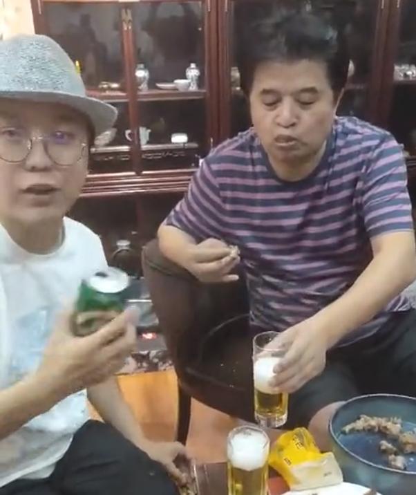 毕福剑不顾形象狼吞虎咽李玉刚还给他倒酒俩人关系这么好