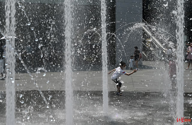 今日立夏成都飙到35℃,太古里给游客"泼了瓢冷水"