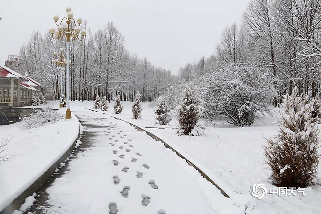 图为月牙湖公园内,护栏上的积雪(图/刘斌)