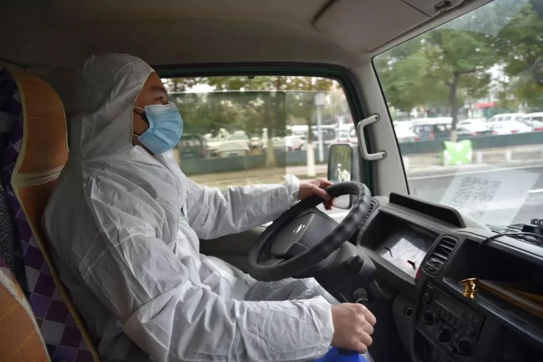 快递小哥：我们比外卖小哥更惨