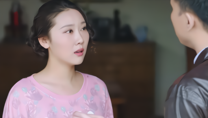 小两口新婚太闹腾,小伙腰都直不起来,婆婆对儿媳妇一