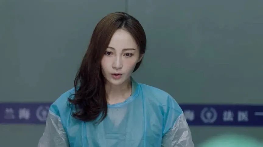 巧枷缘糜械恪吧蛋滋稹保⑶一岢鱿滞虾笸鹊那榭觥 而《痕迹》