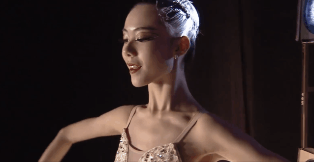 《帕基塔》的音乐一响 她调整笑容,一秒进入状态