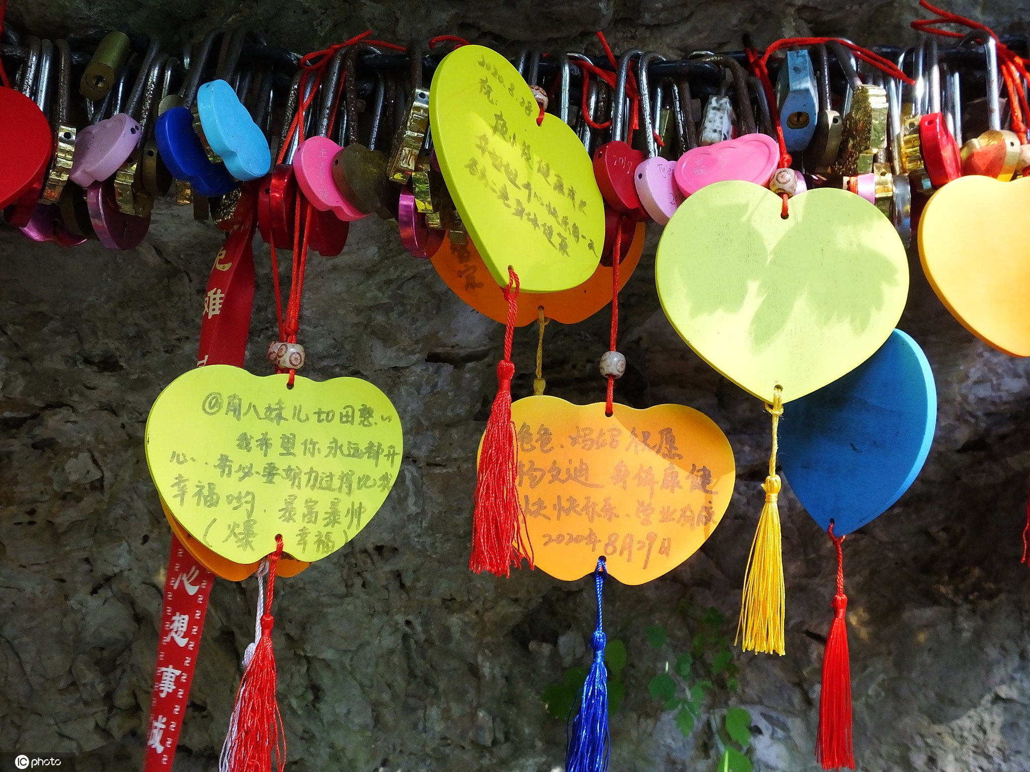 湖北宜昌:三游洞风景区游客悬挂同心锁许愿牌成亮丽风景