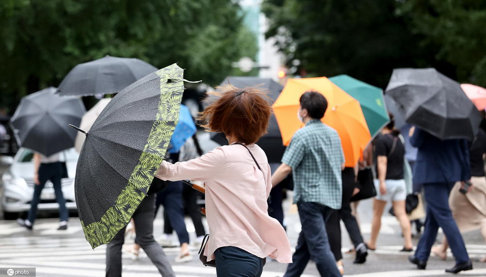 超强台风"巴威"影响韩国 风雨交加民众冒雨出行