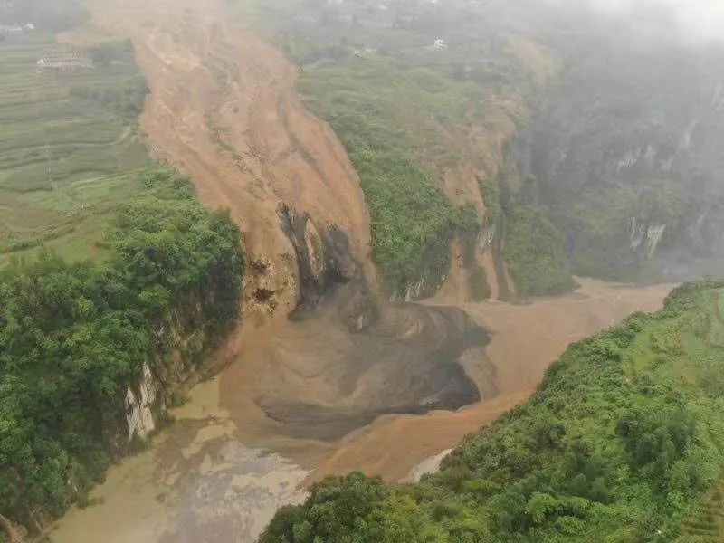 恩施：滑坡堵塞桥坡河形成堰塞湖 上游已上涨5米左右