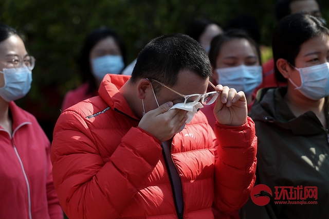 江苏省人民医院援鄂医疗队icu病房护士长柳莹被双方医护人员簇拥哭泣.