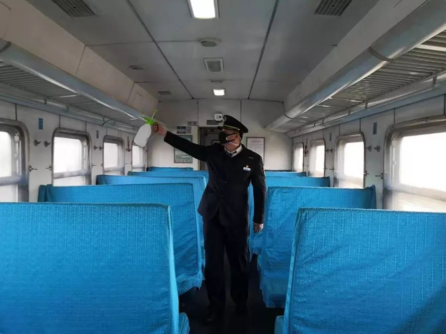 他 李祥君今年42岁,负责吉林客运段通化至丹东4318次列车的乘务工作