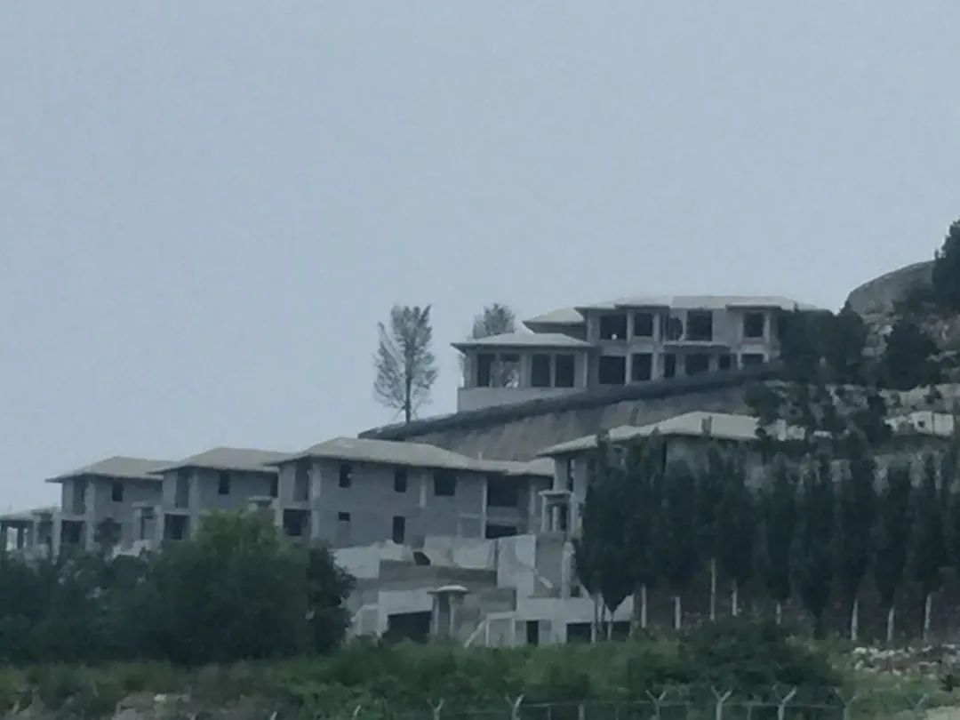 违规别墅群占据整个山坡 官方却称“手续齐全”