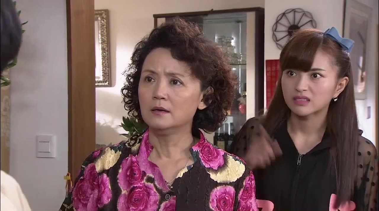 美女着急去相亲,不料闺蜜一看就傻眼了:谁相亲还带着