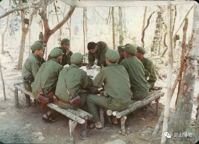 这是一组中国记者1985年在柬埔寨抗越战场实