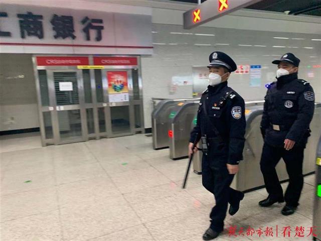 听到母亲去世的消息,民警向着老家的方向跪地磕了三个响头