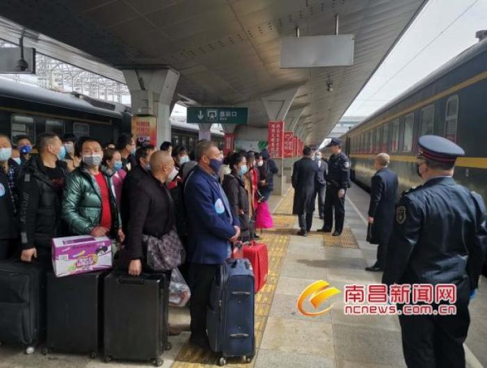 名务工人员前往福州复工;为兰州开往厦门北的z125次列车加挂一节车厢