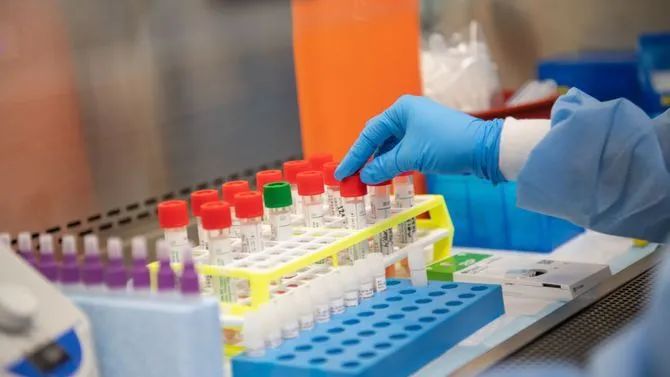 科学家们质疑新冠疫苗的免疫持久性