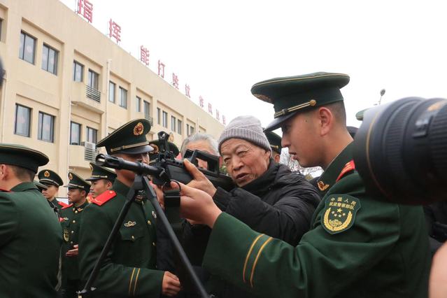 武警上海总队崇明中队邀请17位老兵回老连队过年