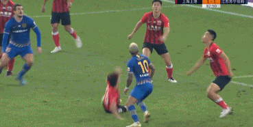 gif:是点球吗?桑蒂尼禁区内摔倒,裁判未予判罚