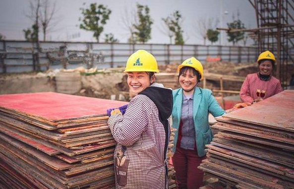 女农民工心酸生活:白天工地干活,晚上混居城中村,全是无奈!