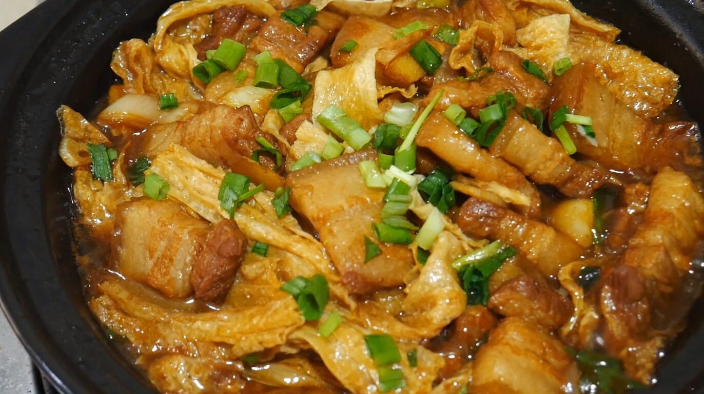 五花肉焖腐竹最家常做法酱香入味一点不油腻特别下饭