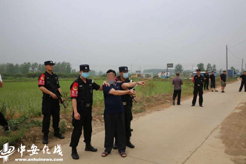 中安在线,中安新闻客户端讯 6月12日,戴着手铐的陈某某在来安县半塔镇