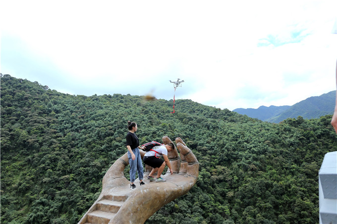 通天神掌距离地面的高度在百米左右,悬崖面积大,峡谷深,树木多,所以要