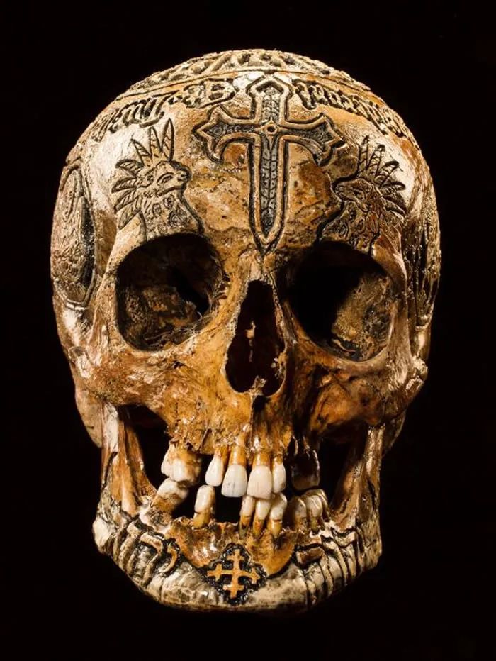 富二代拿人骨做手提包炫富：有钱真能为所欲为？