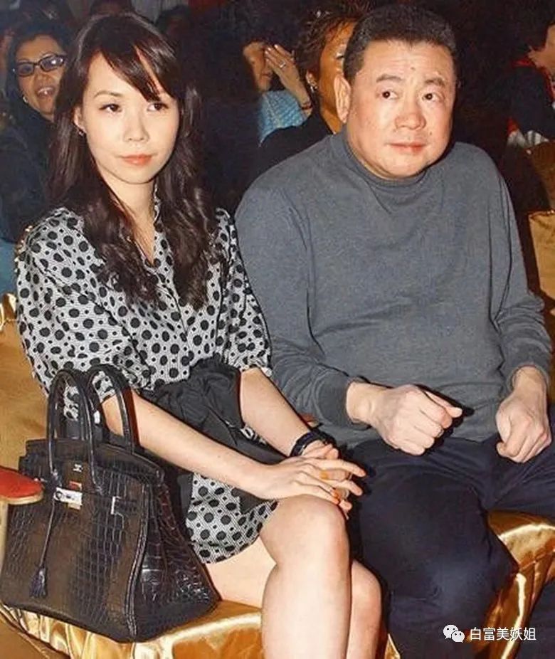 郑裕彤(她)背后有权有势,我得罪不起.