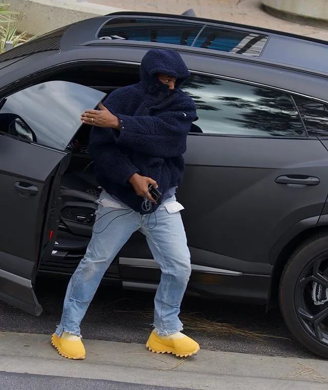 潮闻快食 | yeezy 451 slide 实物图曝光;冠军配色「dmp」4.18 发售