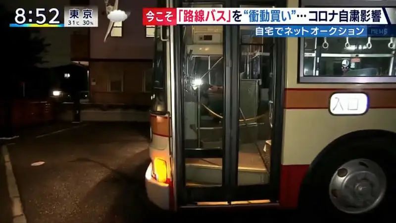 平川小哥最喜欢看公交车开门,关门的样子.