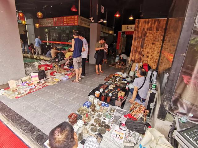 黄石再添一处藏品交易市场,古玩商铺和地摊交流十分活跃