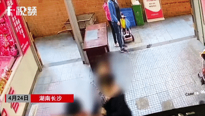 妈妈目睹女儿被邻居吐槽嫁不出去场面瞬间失控