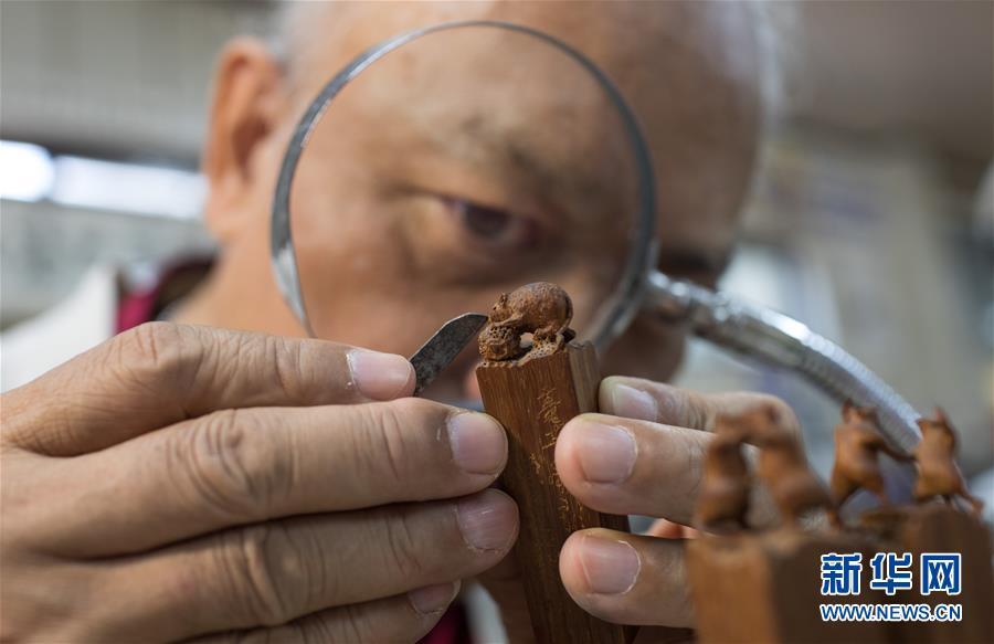 台湾艺术家微雕黄金小老鼠迎鼠年