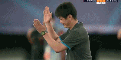 gif:邪魅一笑!鲁能场上领先,李霄鹏神情愉悦