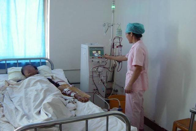 23岁的小北躺在医院的重症监护室里,这里有脑血管破裂的老人,有心脏