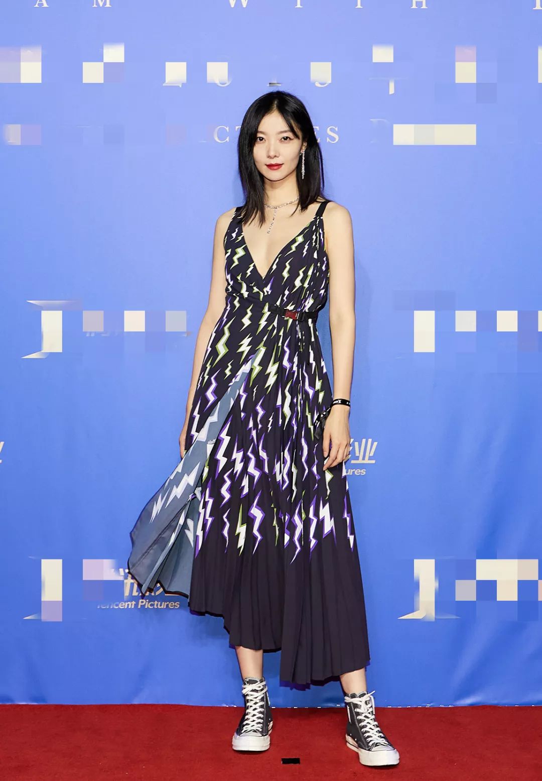 174身高齐溪真任性,红毯上穿吊带裙优雅仙气,脚踩帆布鞋好随性
