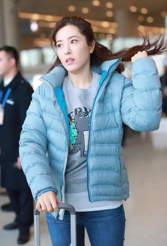 曾黎又"嫩"了,穿大红毛绒外套配双马尾,43岁状态完胜00后