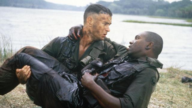 影片《阿甘正传》中,阿甘将身负重伤的巴布从战区救回,在河边做最后