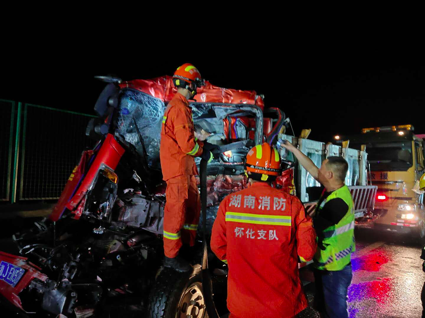 7月31日凌晨2点12分,怀化市沅陵县消防救援大队接到报警电话称:高速马