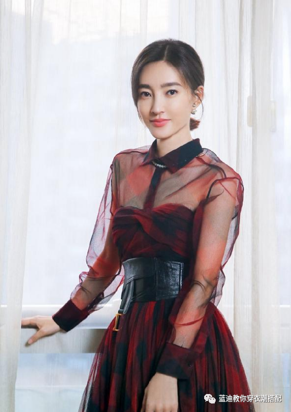 王丽坤穿一条黑色连衣裙,简单的衬衫配半身裙也能穿出