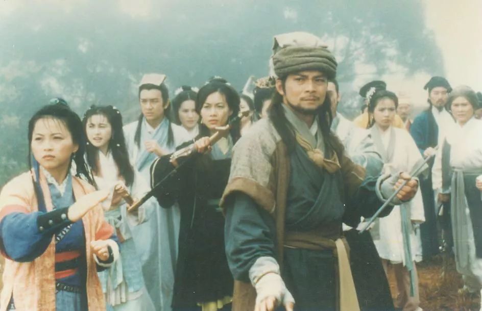 《天龙八部》里面的叶二娘为什么不等英雄大会散了后再认儿子?