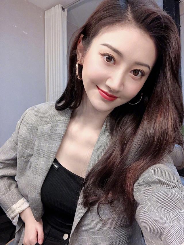 眼睛变小眉毛变细后的景甜,越来越像人间富贵花!