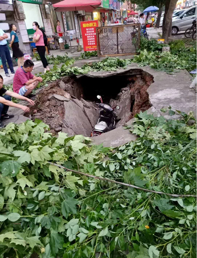 好险!梅川镇玉带路塌陷,电瓶车连人带车掉进坑里