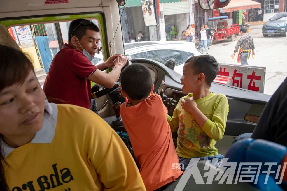 搭上乡村公交车，和司机乘客聊聊他们的故事