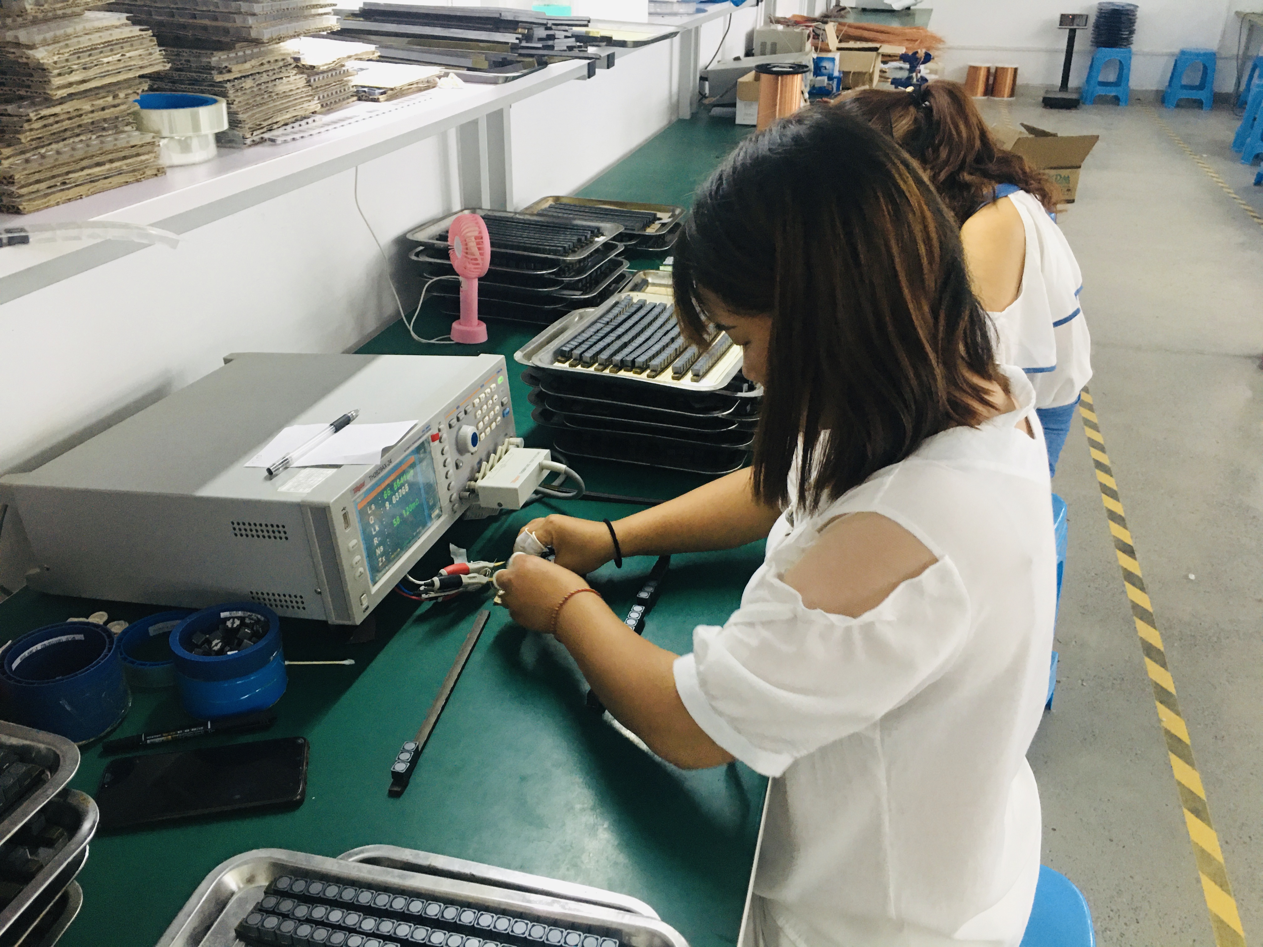 工人们在武功县大庄镇天乙电子社区扶贫工厂车间干活.梁纪委/摄