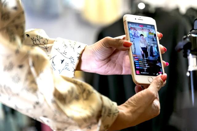 CEO涌进带货直播间，不只是为活下去