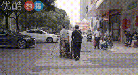 那些开着豪车摆摊的网红们,先憋忙着直播了…